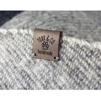 30pcs de couro Personalizados de etiquetas para roupas em tricô Costurar manuais de etiquetas com o logotipo do texto Artificiais artigos de malha DIY rótulo de artesanato