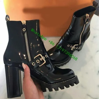 Preto botas de couro de patente de moda fivela de metal ankle boots de salto grosso lado feminino com zíper couro preto estilo punk ankle boots